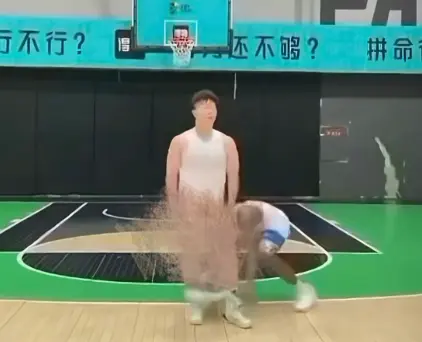 爆火短剧《牛教练的裤子》牛教练与黑哥球场冲突全集-《牛教练的裤子》无删减高清免费观看-黑哥偷袭扯裤子牛教练狂追