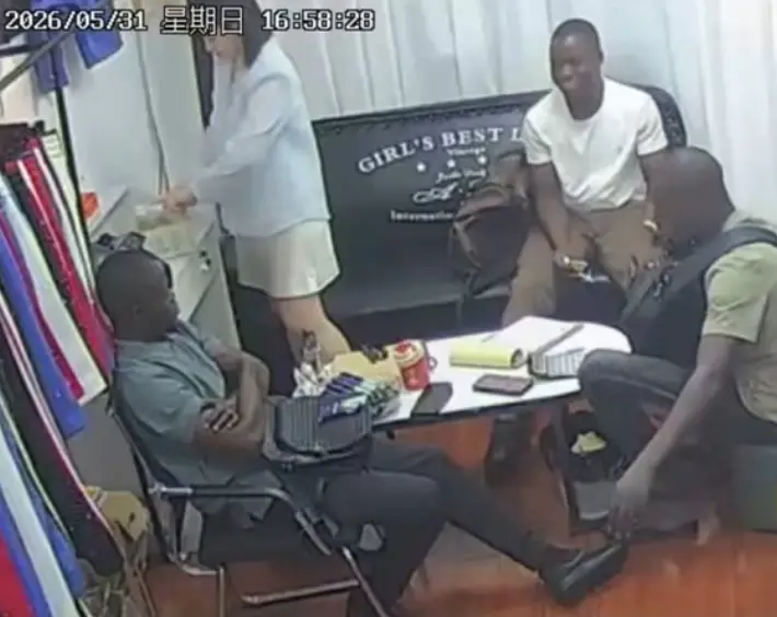 《三个黑人买衣服》完整版监控录像无删减高清在线播放-美女老板娘全程应对三英战吕布-服装店监控视频全网曝光